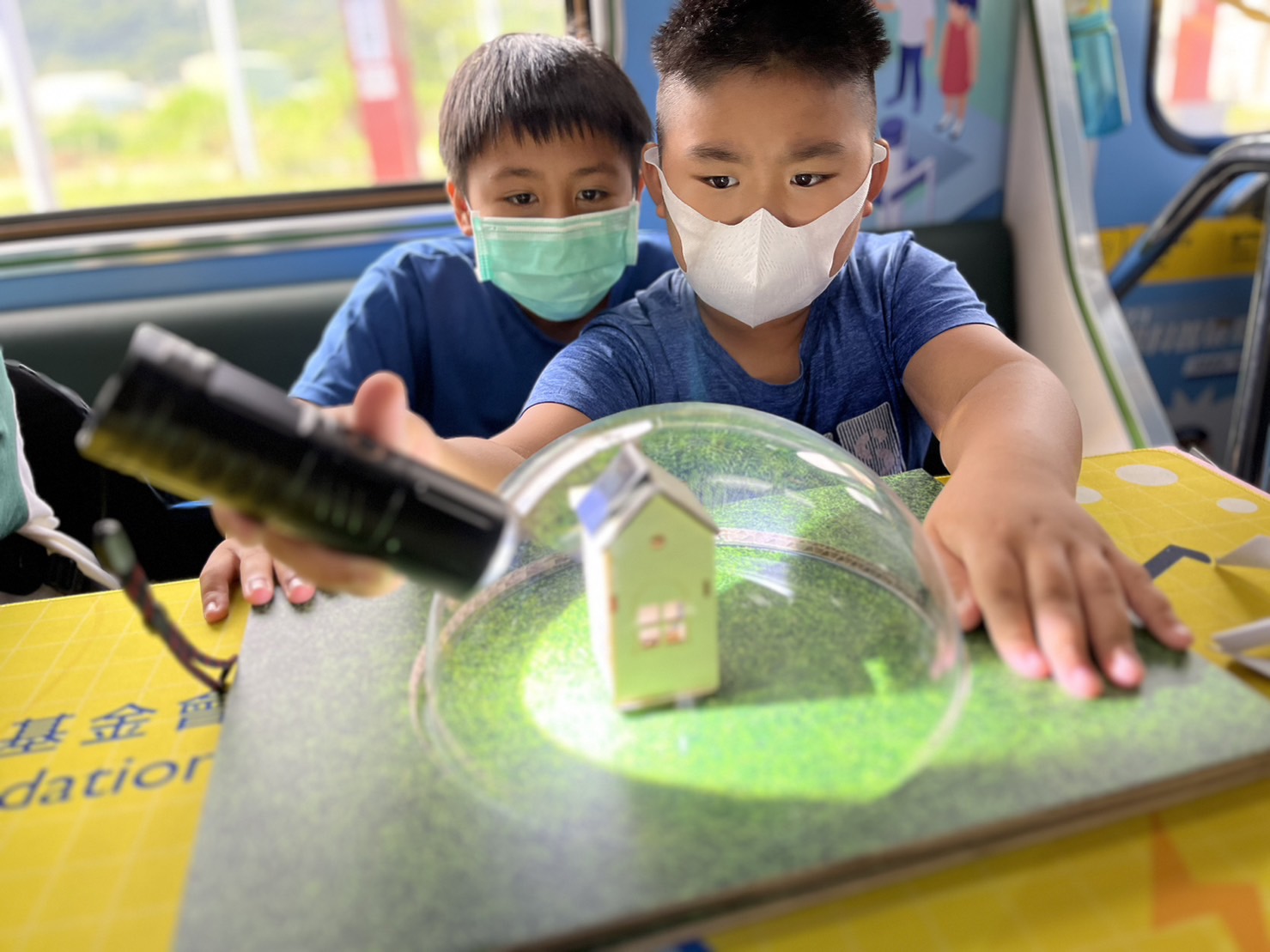 G22恒峰參與基礎科學主題車廂，以STEAM教學精神，設計「逐日科學家」、「太陽能工程師」以及「淨零建築師」三大能源科普課程和實驗